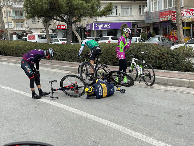 Tour of Turkey stage 2 crash